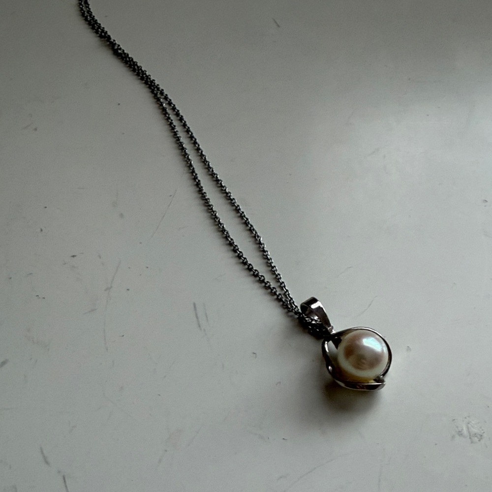 Elegant Silver Pearl Pendant Necklace